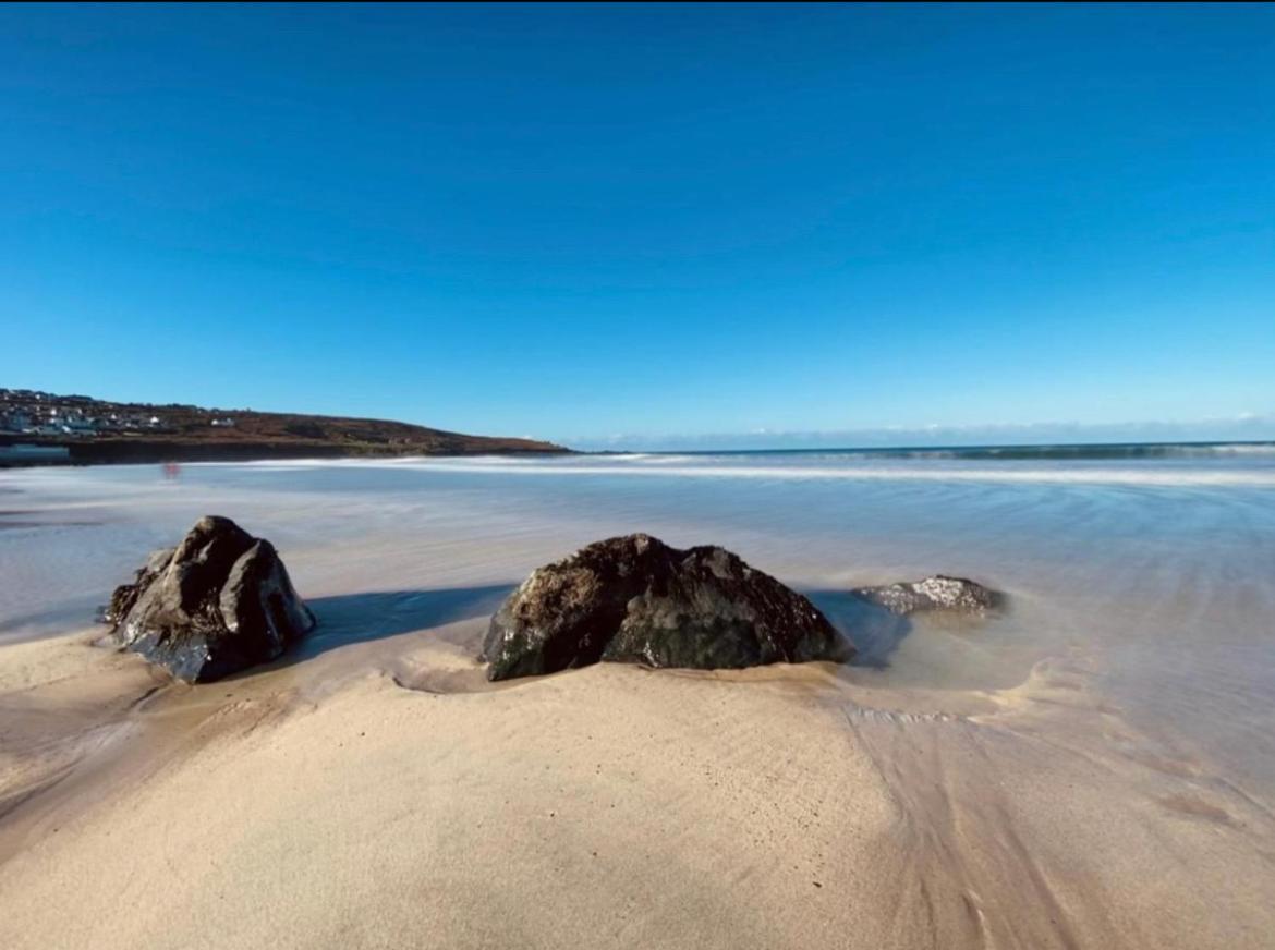 Sandy Toes, 패드스토 외부 사진